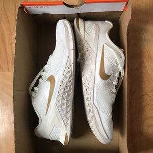 NEW Nike Womens Metcon 4 White/Metallic Gold 9